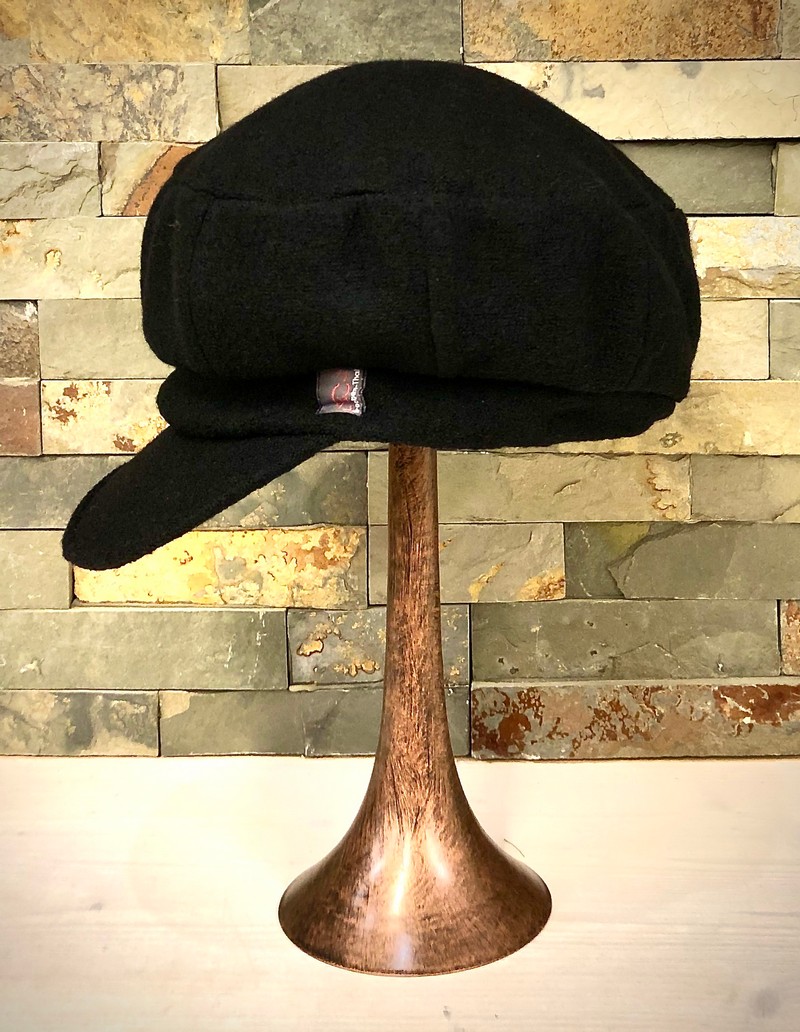 Kappe mit Schild in braun, grau, schwarz, bordeaux, maisgelb, petrol, rot von Grooten-Thal