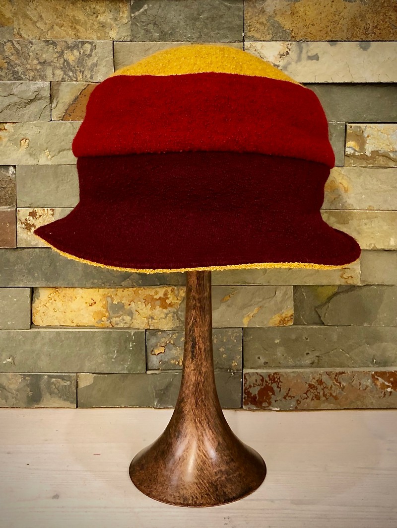 Hut mit Krempe, in verschiedenen Farbmischungen, aus 100% Merinowalk, von der Designerin Sabine Grooten-Thal