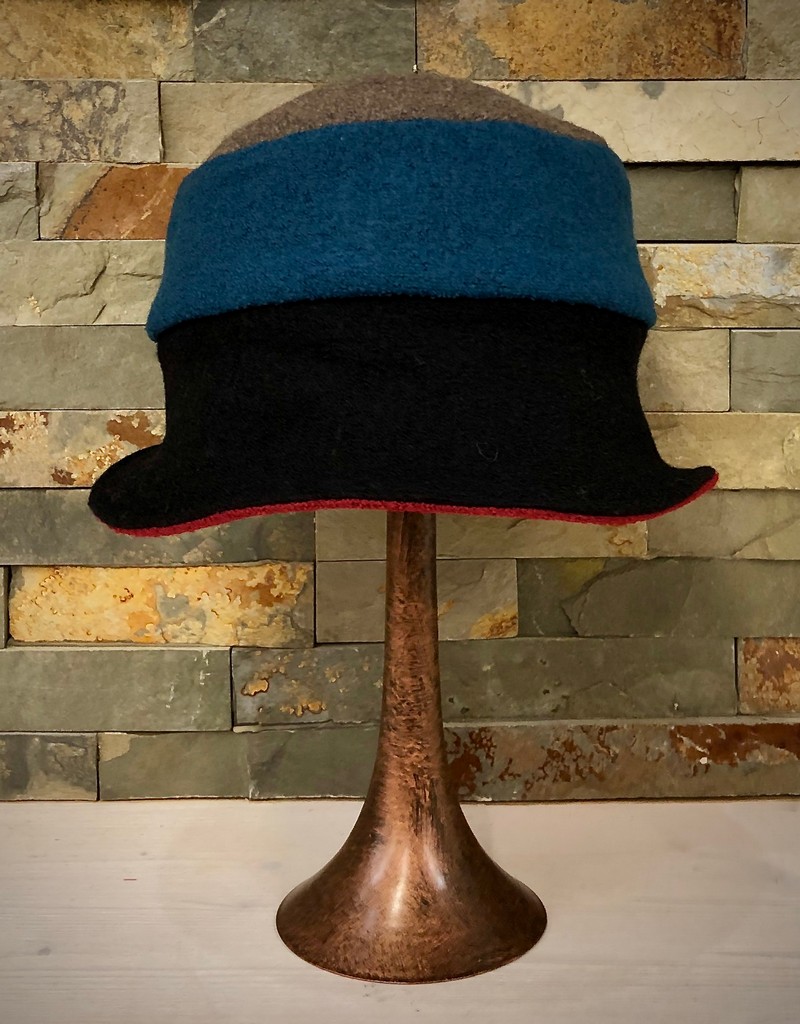 Hut mit Krempe, in verschiedenen Farbmischungen, aus 100% Merinowalk, von der Designerin Sabine Grooten-Thal