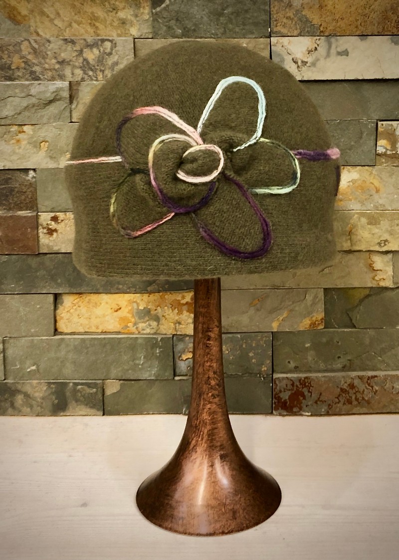 Rundmütze mit Blume in verschiedenen Farben von Grooten-Thal