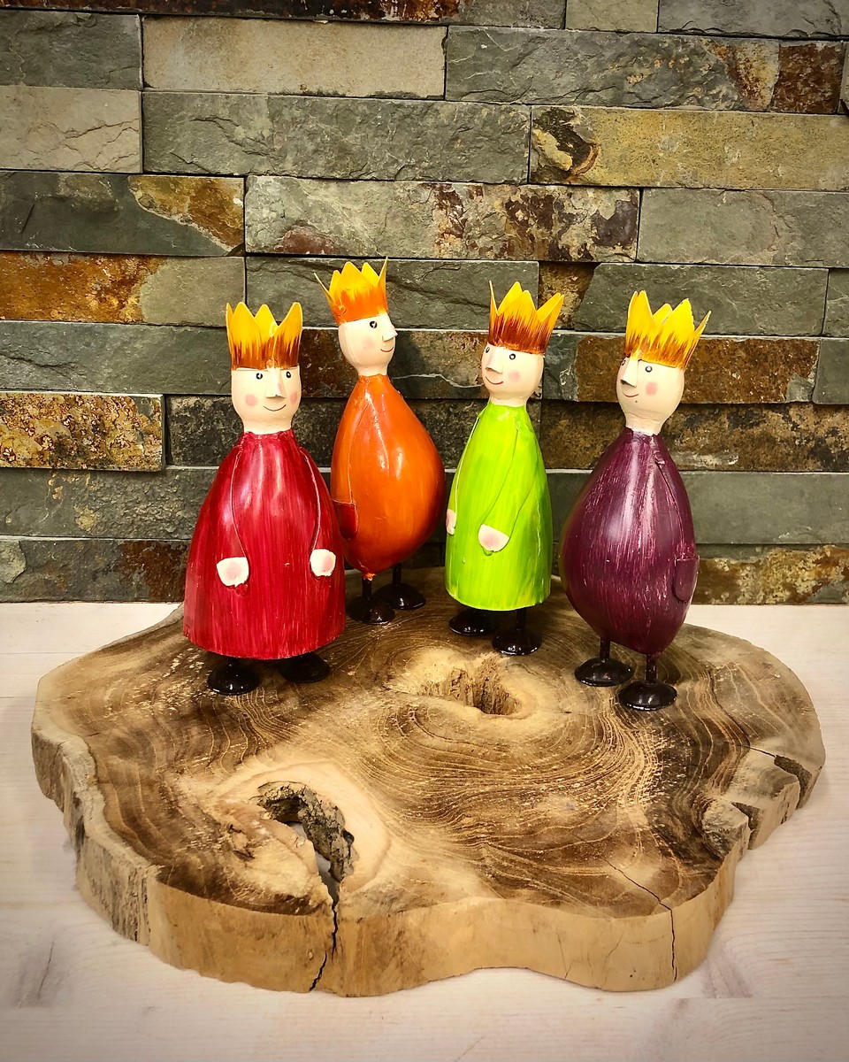 Figuren KINGS MINI aus Metall in den Farben rot, grün, orange und lila von Pape Kunstgewerbe