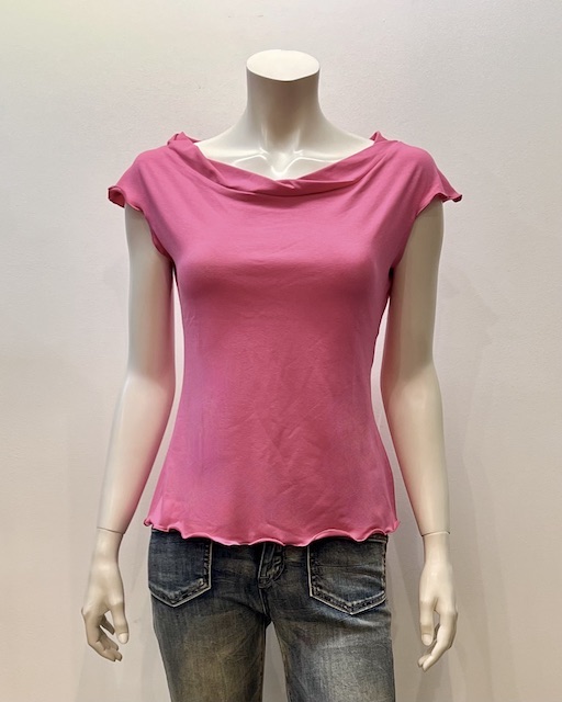 Shirt CARMELINA überschnittene Schulter in grün und pink von Pink Lotus